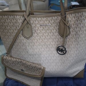 Michael Kors Tan Signature Tote Bag Set